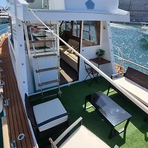 https://charming-boat-house-in-barcelona-with-big-terrace-and-solarium.topbarcelonahotels.com